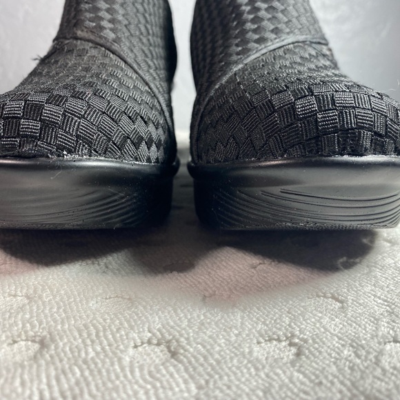 NWOT Bernie Mev Zig Zag Side Zip Ankle Bootie -  In Black - Picture 4 of 16